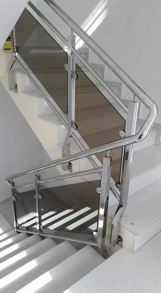 Modern stainless steel staircase railing with strong fittings